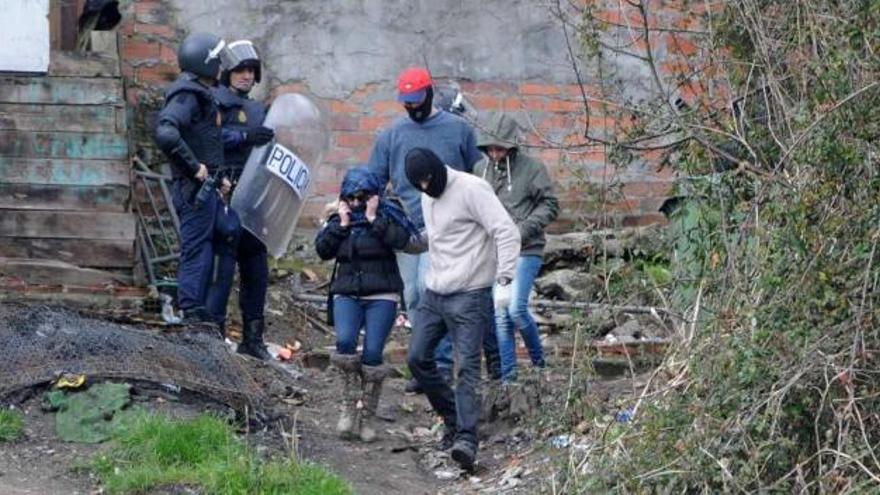 Algunos de los detenidos en esta redada de O Vao son trasladados por la Policía Nacional.  // Gustavo Santos