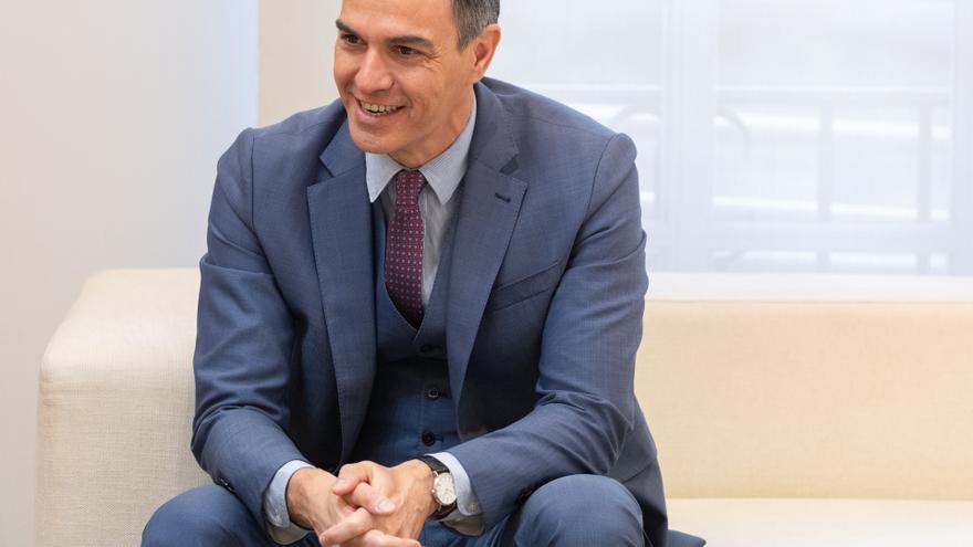 El presidente del Gobierno, Pedro Sánchez, durante su encuentro con el expresidente de la República de Costa Rica Carlos Alvarado, en el Complejo de la Moncloa, a 1 de abril de 2024, en Madrid (España). Carlos Alvarado fue presidente de la República de Co