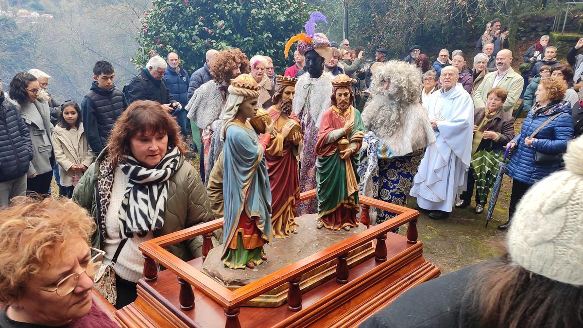 Las imágenes de los Reyes Magos, con Sus Majestades detrás.
