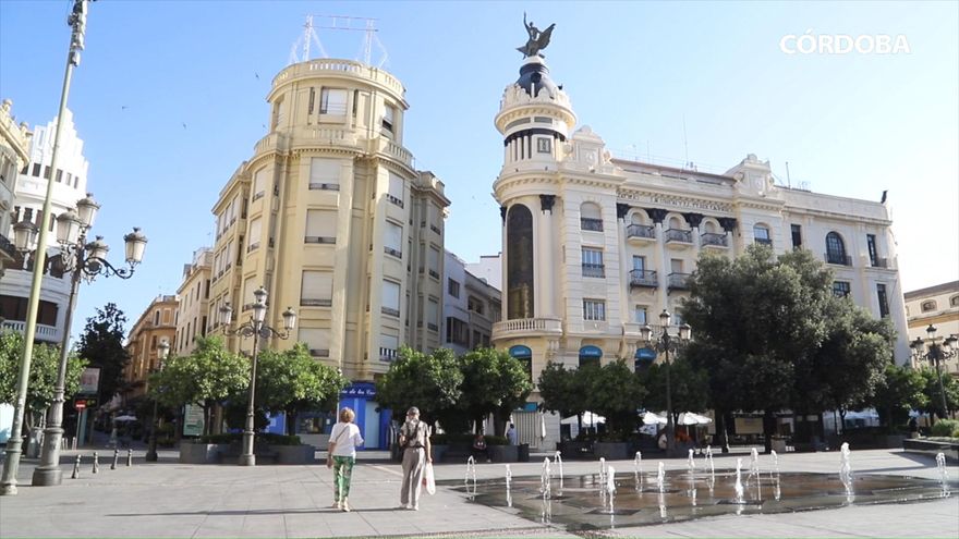 Agentes de la Policía Nacional con algunos de los detenidos en la operación antidroga.