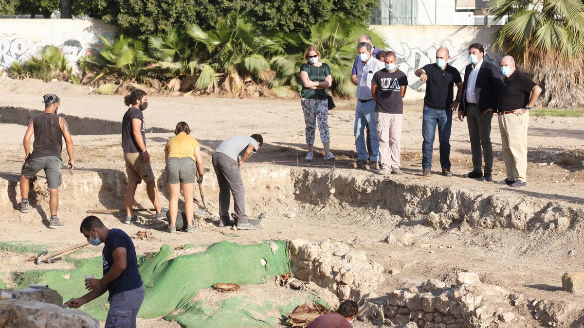 Un instante de la visita de esta mañana al yacimiento arqueológico