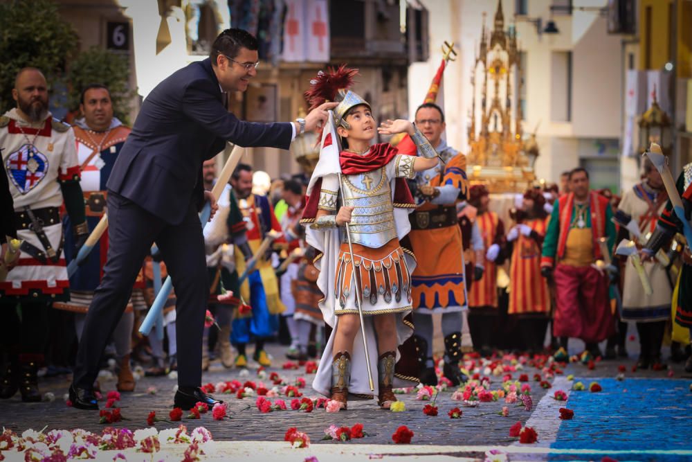 La procesión de la reliquia es uno de los actos que más agradan a los alcoyanos en el día dedicado al patrón San Jorge.