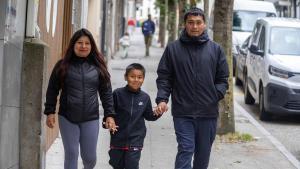 Aldair Gallegos y Patricia Chávez pasean por la capital gallega junto a su hijo