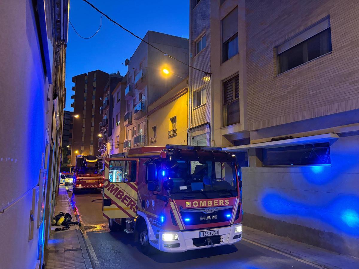 Los bomberos se han encargado de la extinción del fuego en Benicarló.