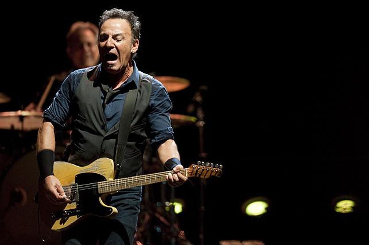 Bruce Springsteen tocant la guitarra.
