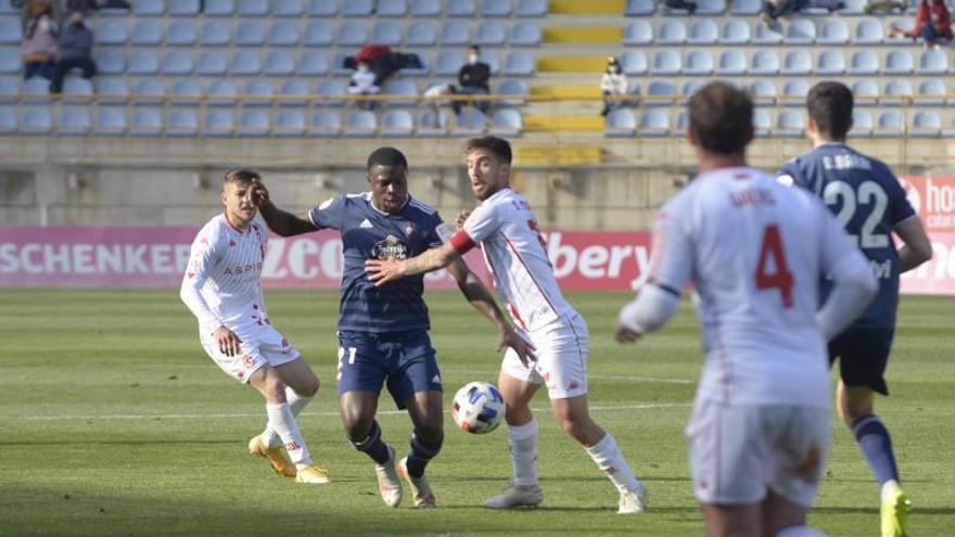 El céltico Kevin Soni intenta desbordar a un jugador de la Cultural Leonesa, ayer, en el Reino de León. // MAURICIO PENA