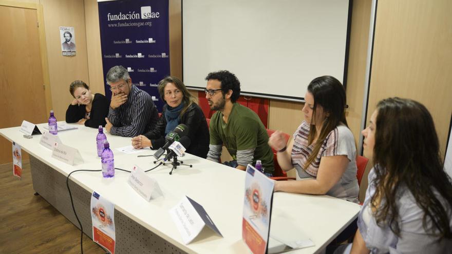 Acto de presentación del viaje a Lesbos con Laura Brito, José Brito, Cristina del Río, Samantha de León y Sara Barrios, ayer en la sede de la SGAE, en la capital grancanaria.