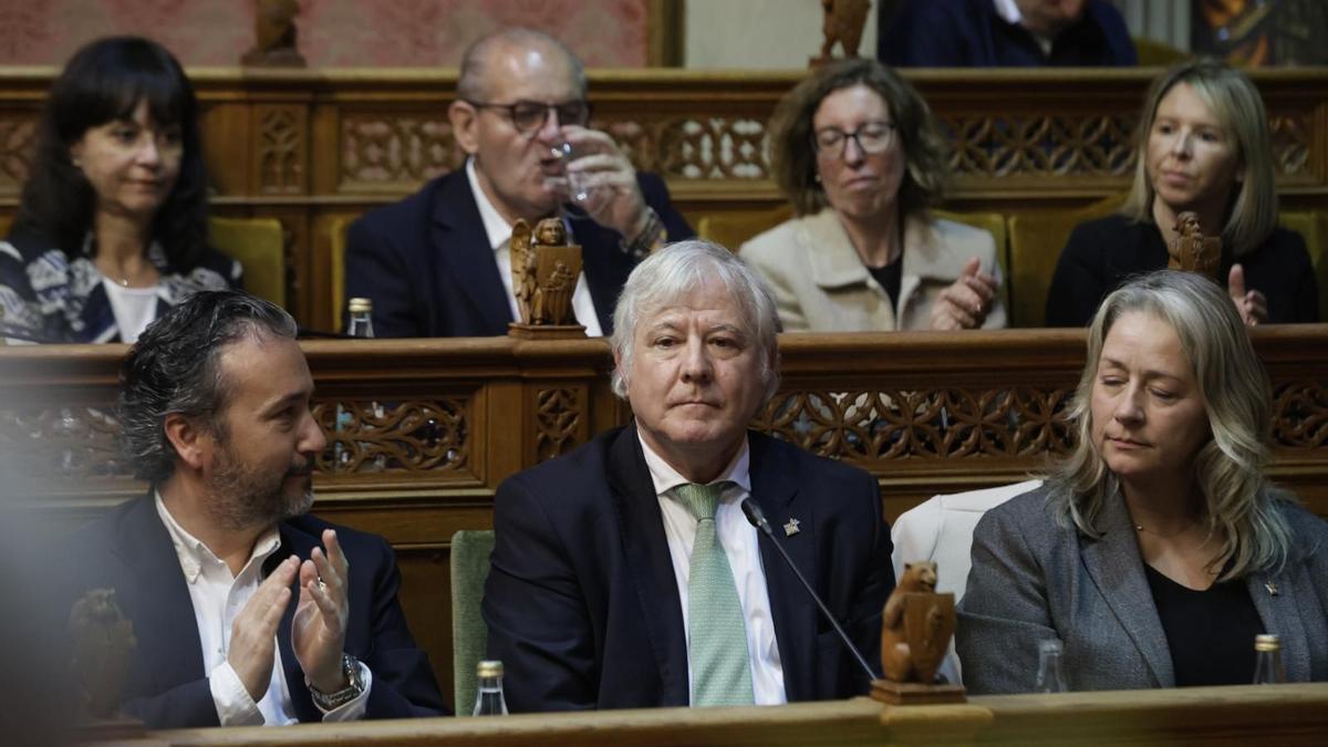 Marcial Rodríguez, en el centro, en una imagen de archivo de un pleno en el Consell.