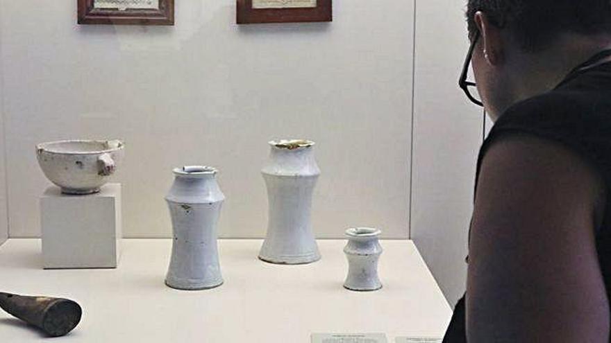 Una mujer observa las vasijas y jarras de Olivares que se conservan en el Museo Etnográfico.