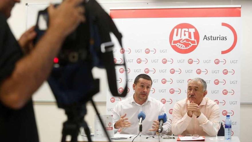 Por la izquierda, Javier Fernández Lanero y Pepe Álvarez, ayer, en el Centro de Servicios Universitarios.