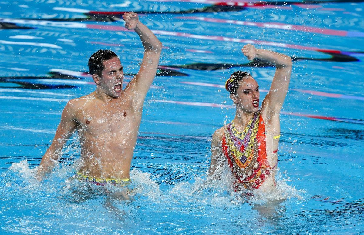 Dennis González con Mireia Hernández durante la competición por parejas mixtas en Doha.