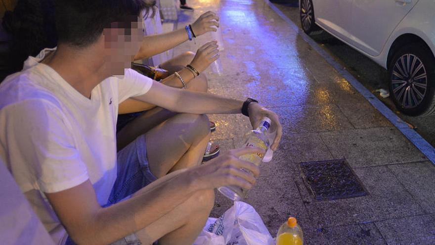 Una imagen de menores bebiendo en las calles de Elche