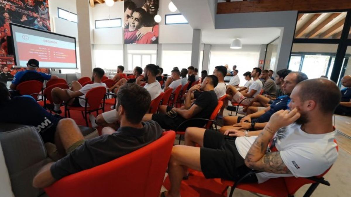 Cuadra Fernández repasa con la plantilla del Real Mallorca las reglas y criterios arbitrales