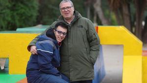 Adam abraza a su padre de acogida, Santiago Almenar.