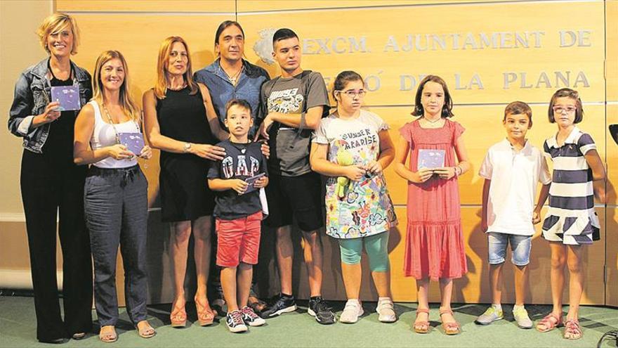 Álvaro canta ‘La vida en blau’ a favor de la inclusión