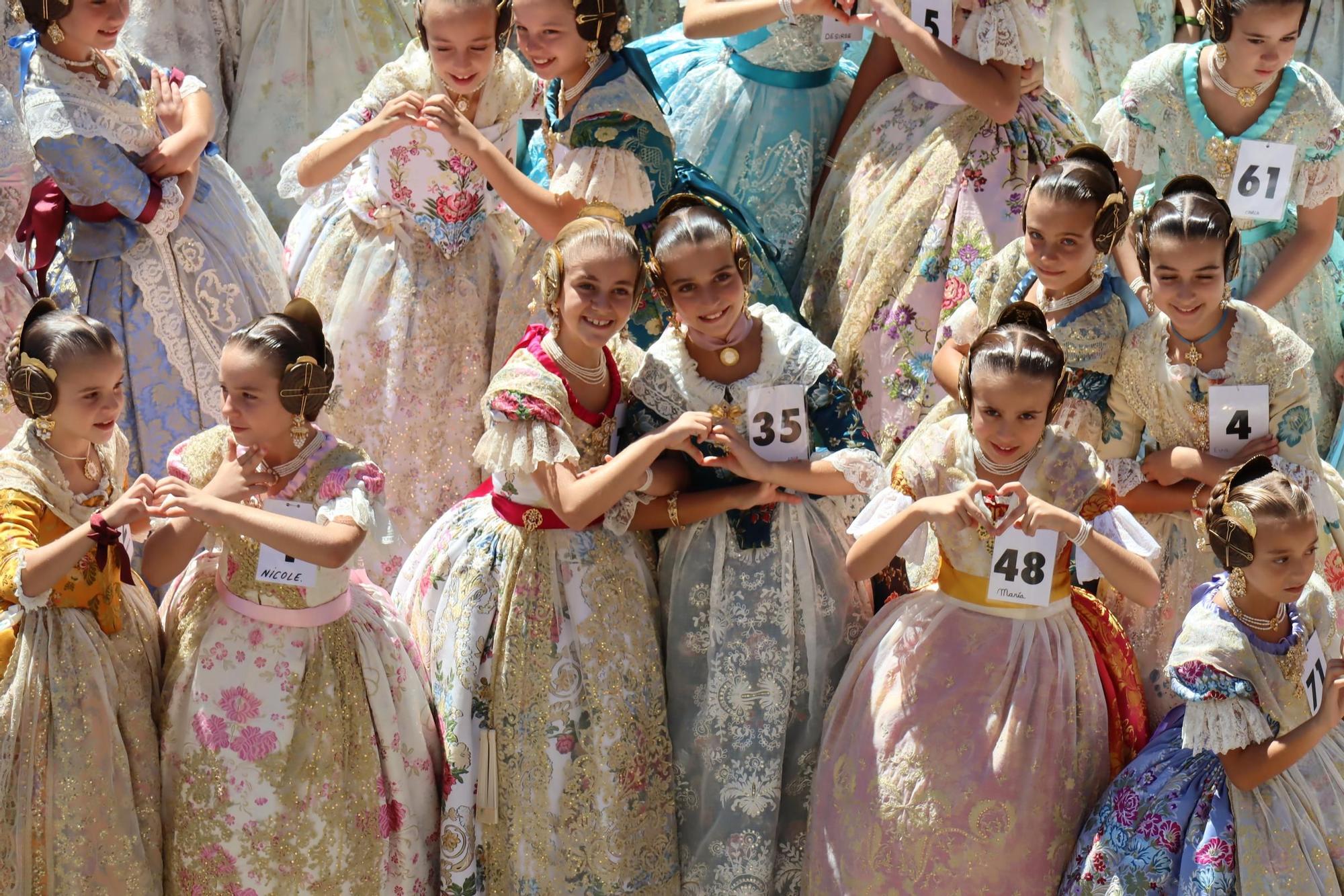 La "passejà" de las candidatas a Fallera Mayor Infantil de València