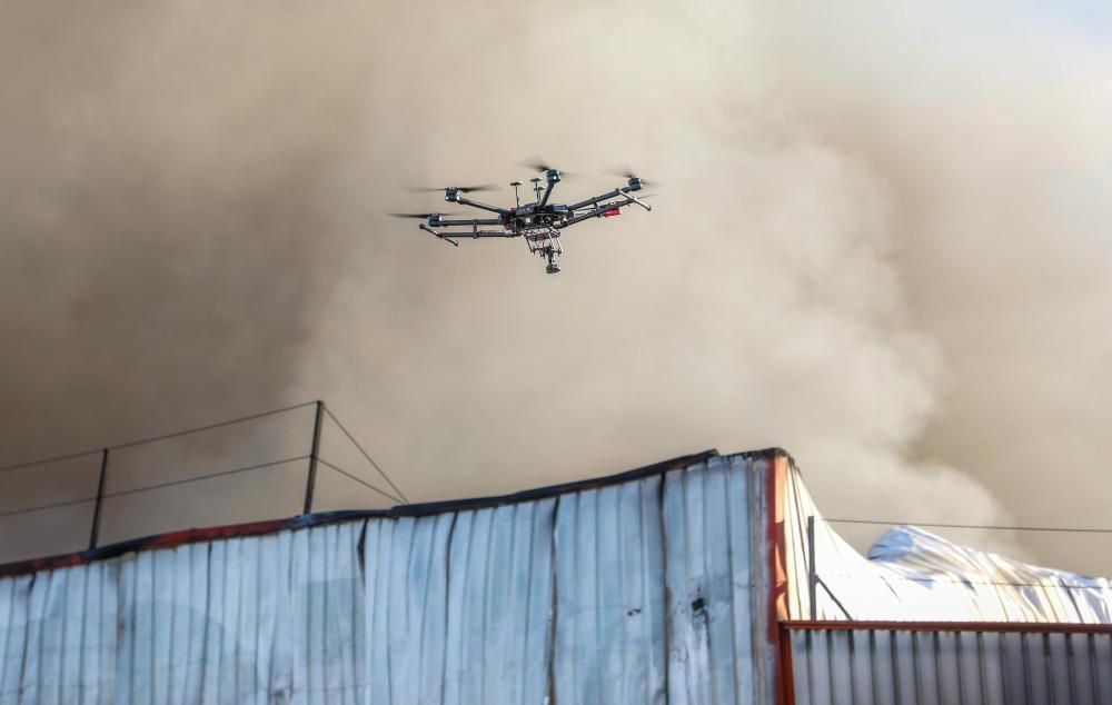 Un incendio arrasa una empresa de regalos en Manises