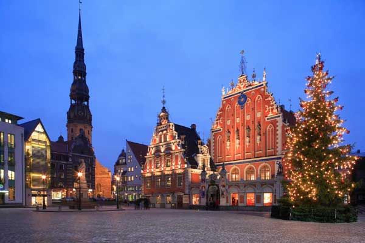 En la Plaza Ratslaukums de Riga se encuentra la Casa de los Blackheads, del siglo XV y de estilo gótico, y el Ayuntamiento de la ciudad así como la Iglesia de San Pedro.