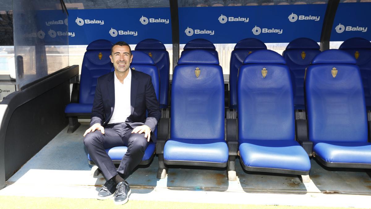 Juan Carlos Carcedo, sentado en el banquillo de La Romareda en su presentación con el Real Zaragoza.