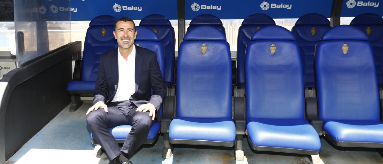 Juan Carlos Carcedo, sentado en el banquillo de La Romareda en su presentación con el Real Zaragoza.