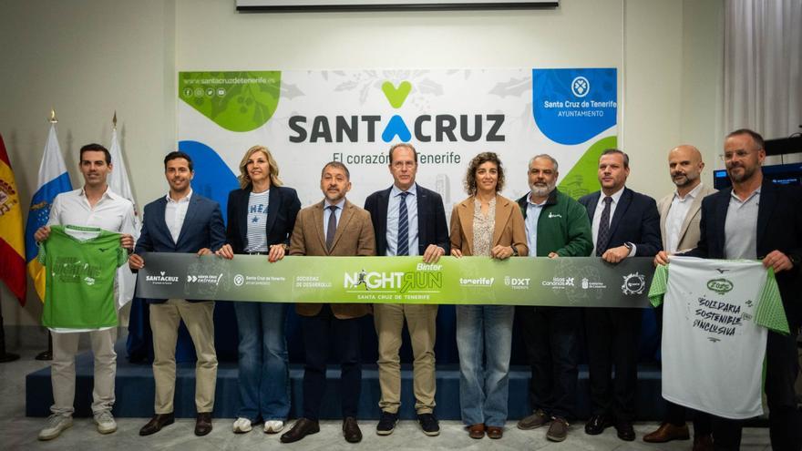 Foto de familia correspondiente a la presentación de la prueba en la Sala García Sanabria del Ayuntamiento de Santa Cruz.