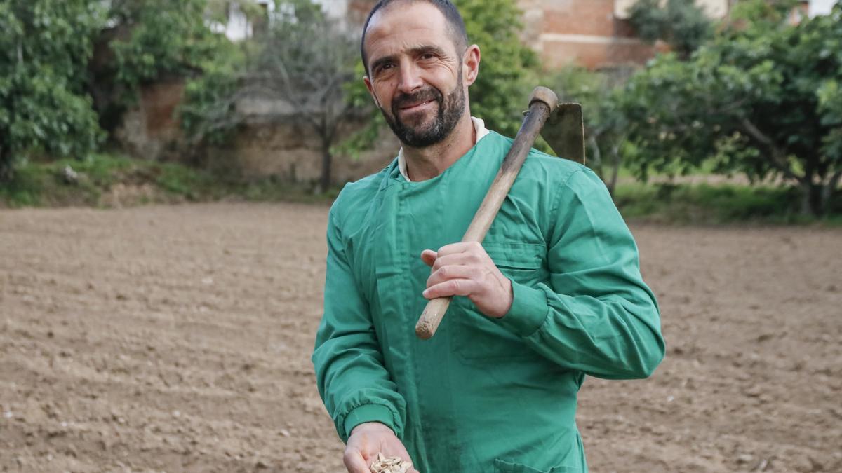 Lorenzo Erce, en su huerta de las Tenerías Bajas.