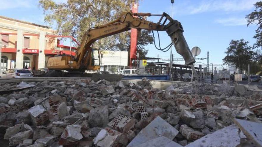 Xàtiva inicia la remodelación de la fuente de la rotonda de la estación