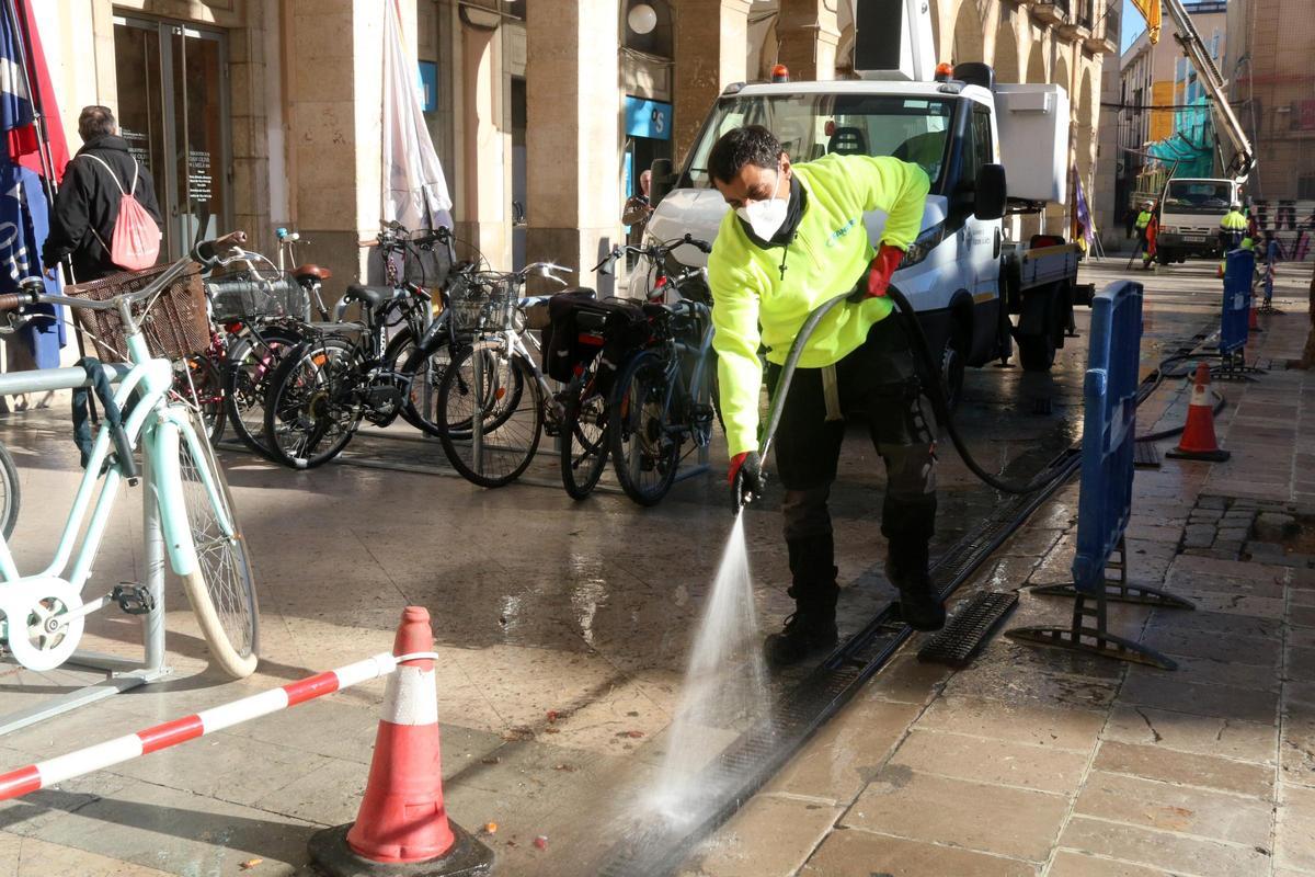 Queixa d'un lector: "Caldran milers de litres d'aigua per a netejar els carrers de Vilanova per culpa de les 'Comparses'"