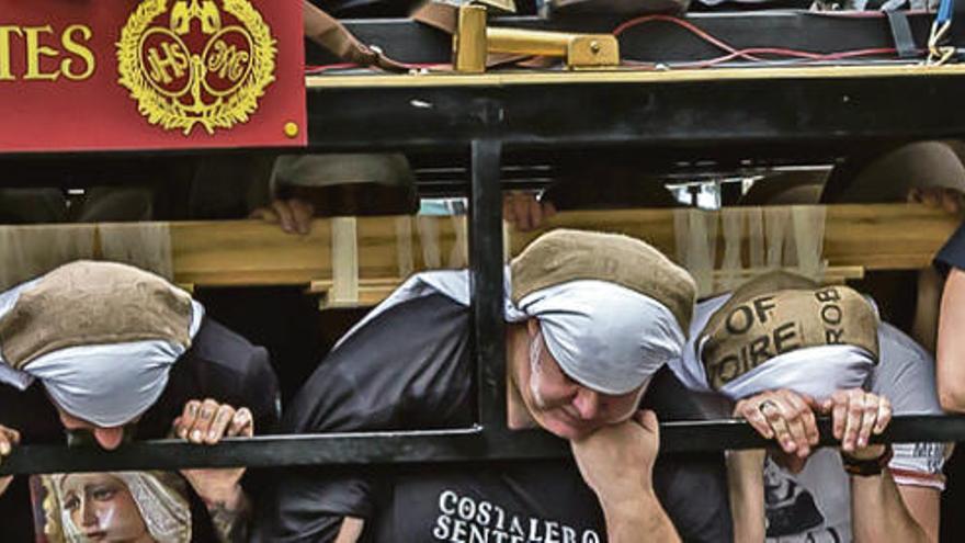 Ensayo de los Estudiantes, con sus costales en la cabeza.