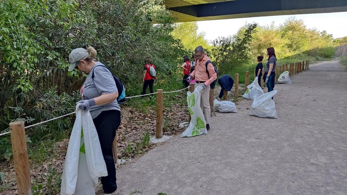 Voluntarios retiran residuos en la zona de los sotos de la Albolafia.