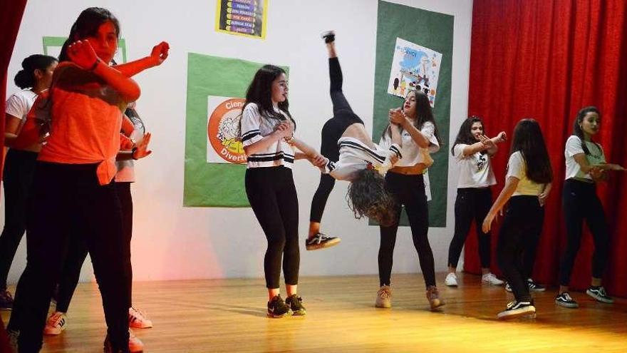 Una de las actuaciones de baile realizado por los alumnos de 5º y 6º de Primaria, ayer. // Gustavo Santos