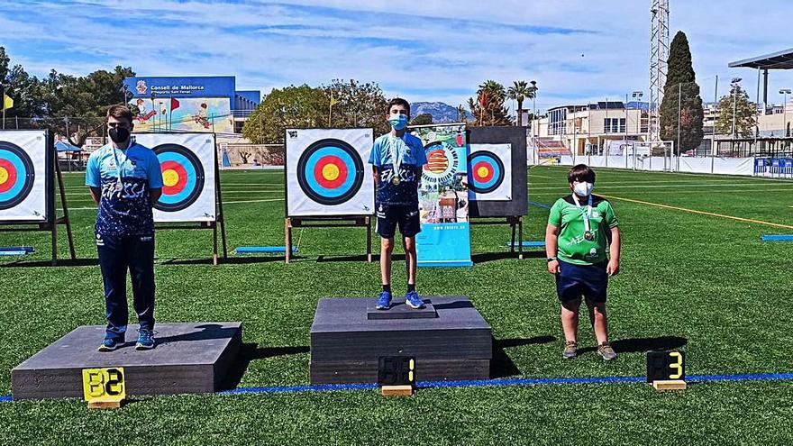 Uno de los podios de la Final balear Escolar de tiro con arco con dos ibicencos dominando.