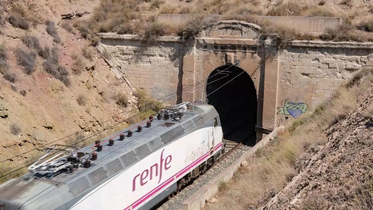 El histórico túnel de La Torreta en Elda.