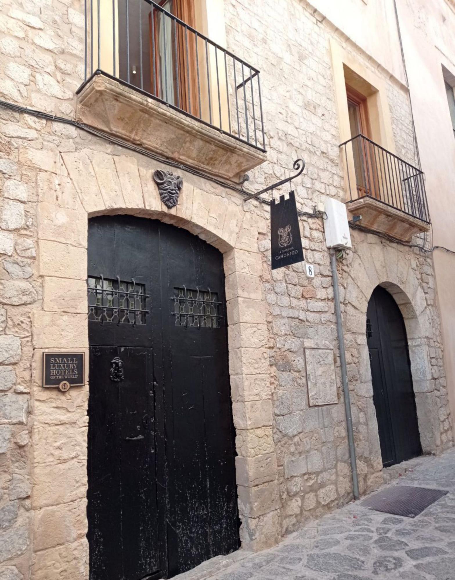 Portal del número 8 del carrer Major, on s&#039;instal·là la primera impremta que s&#039;establí a Eivissa, propietat de Josep Ferrer Cirer i operada per Antoni Manuel García.