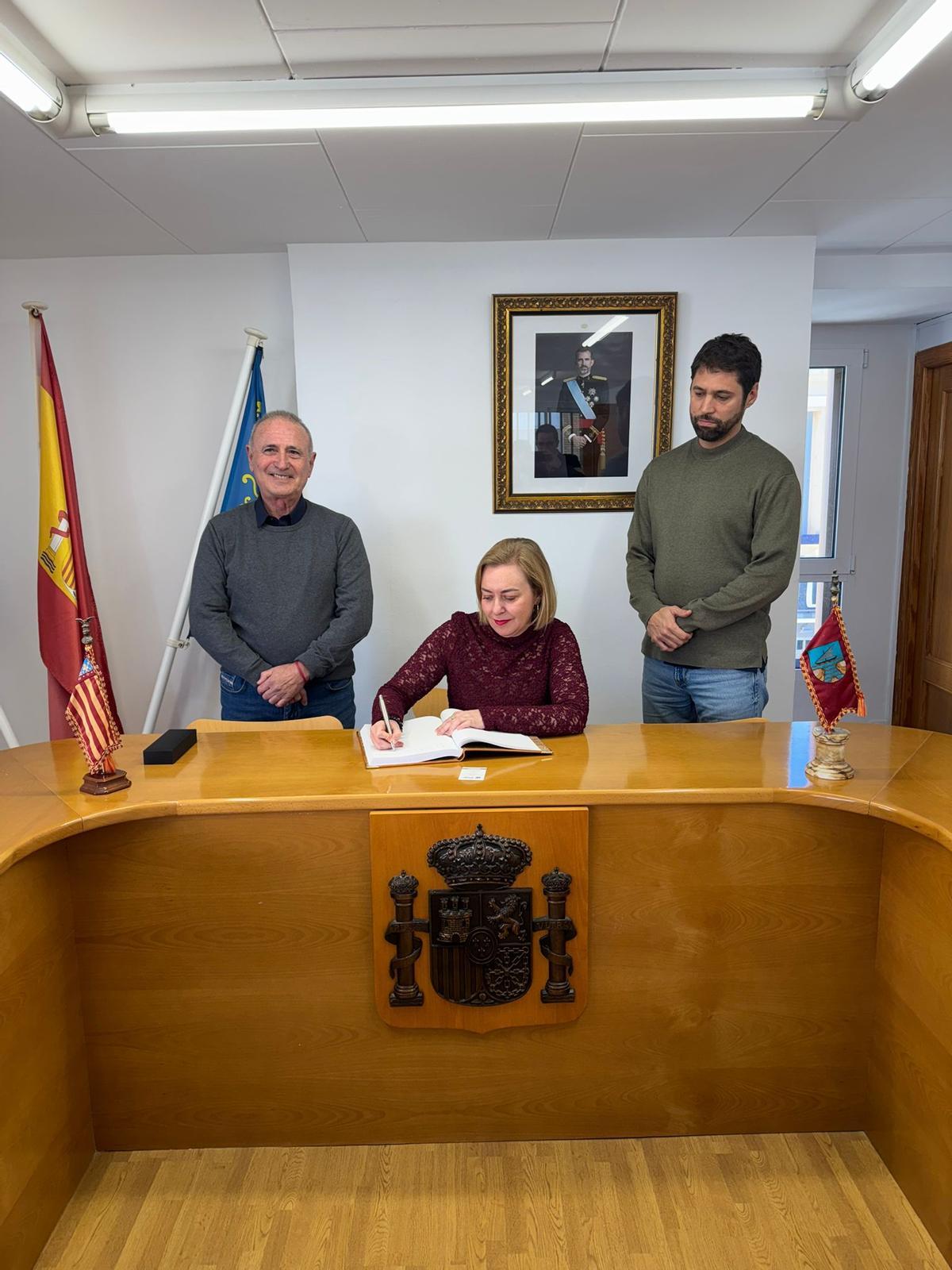 La vicepresidenta de la Diputación firma en el libro de honor de El Perelló.