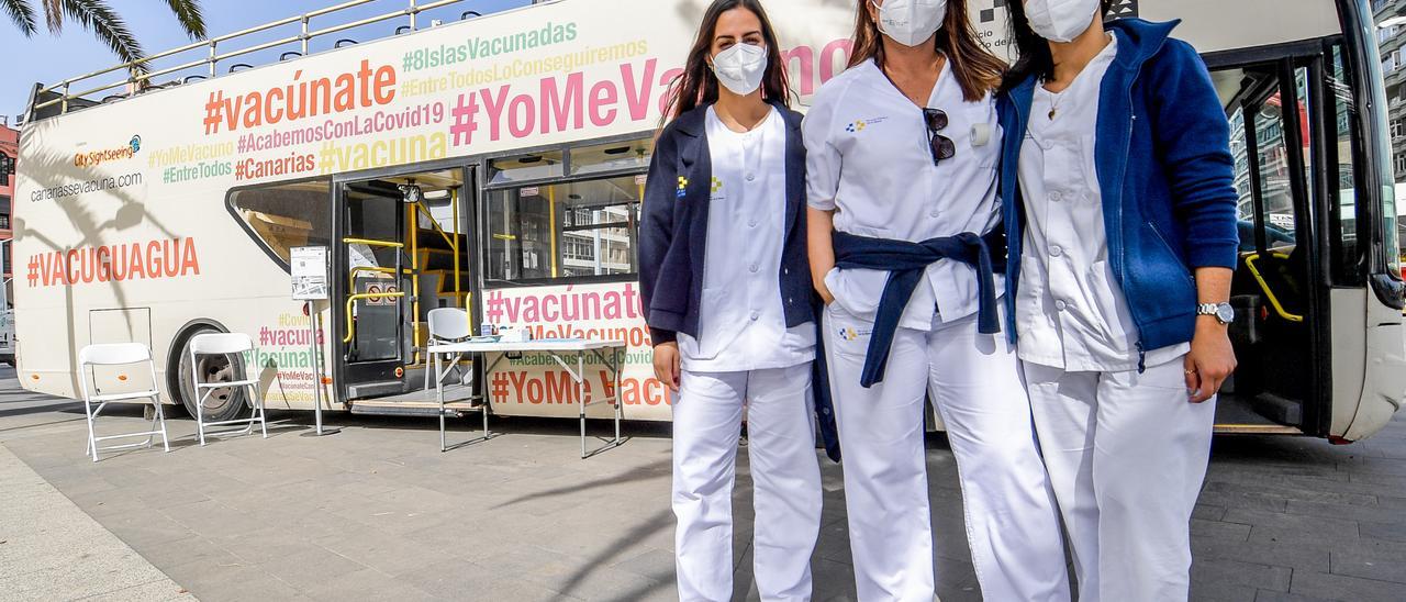 Las sanitarias Carla Barrameda, Yaiza Cortés y María Montesdeoca, al frente de la vacuguagua situada ayer en el Teatro Pérez Galdós, en la capital grancanaria.