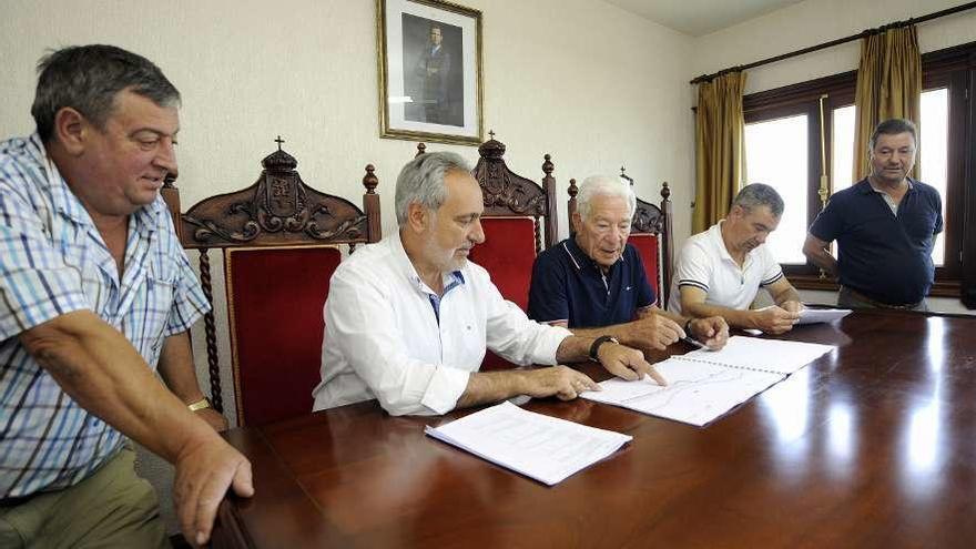 Cores Tourís examina los planos del trazado con Campos y otros miembros del gobierno. // Bernabé/J. Lalín