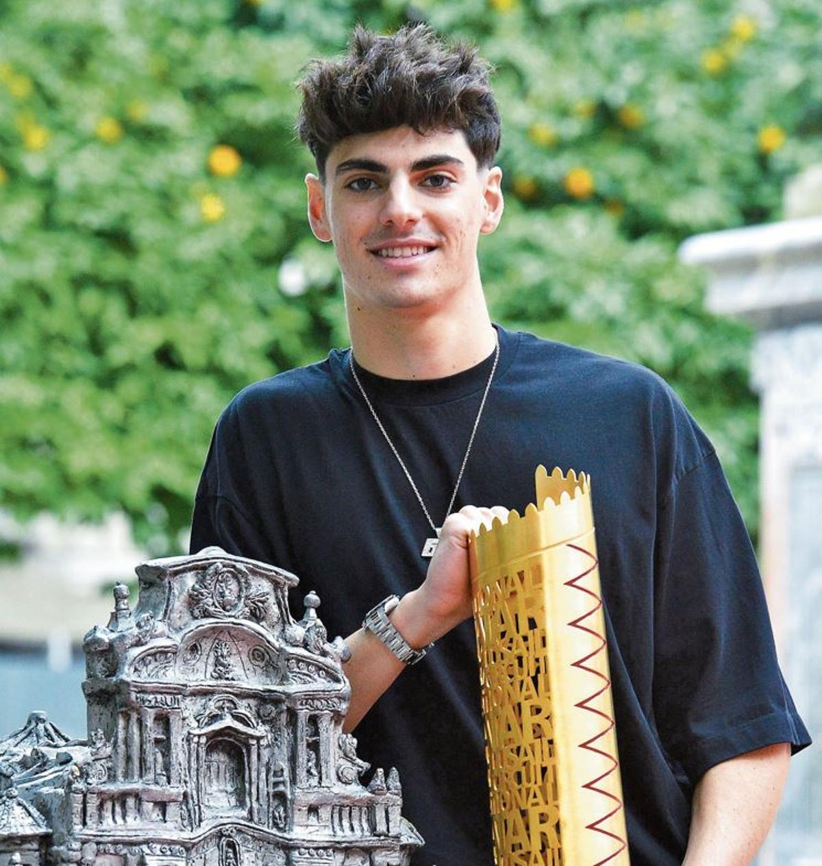 Fermín Aldeguer con el trofeo del Gram Premio de Qatar junto a la Catedral de Murcia.