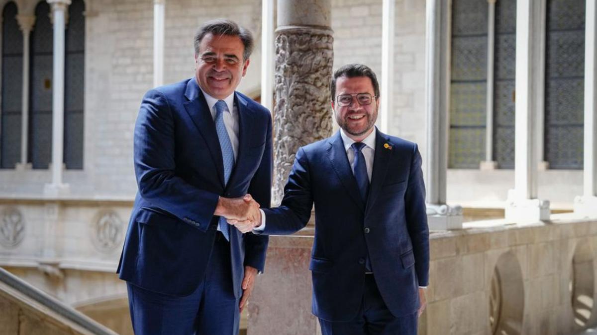 Schinas i Aragonès al Palau de la Generalitat  | ENRIC FONTCUBERTA/EFE