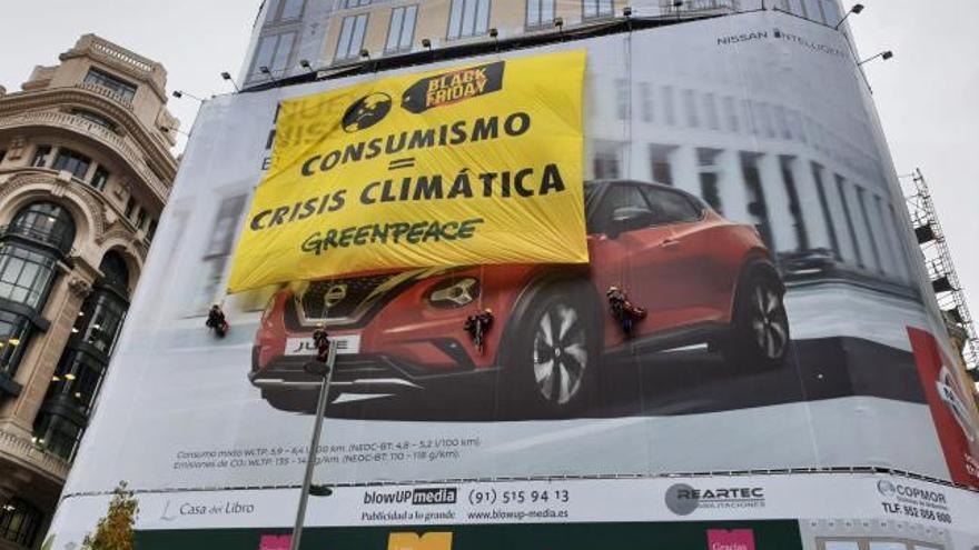 Una pancarta de Greenpeace contra el ‘Black Friday’.   | // LUIS SANZ