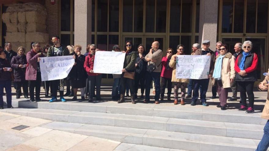 Protestan por los cortes de luz en el colegio de adultos Luis de Góngora