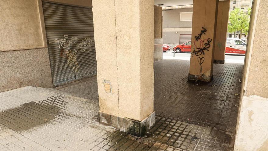 Quejas por heces humanas y baldosas arrancadas en un pasaje peatonal de Sector V en Elche
