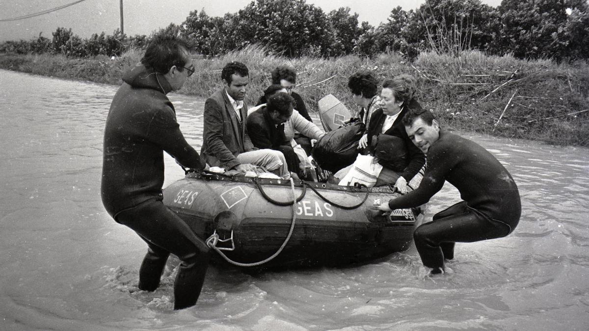 Alzira 1987. Rescate en lanchas neumáticas durante las inundaciones de 1987 en Alzira.