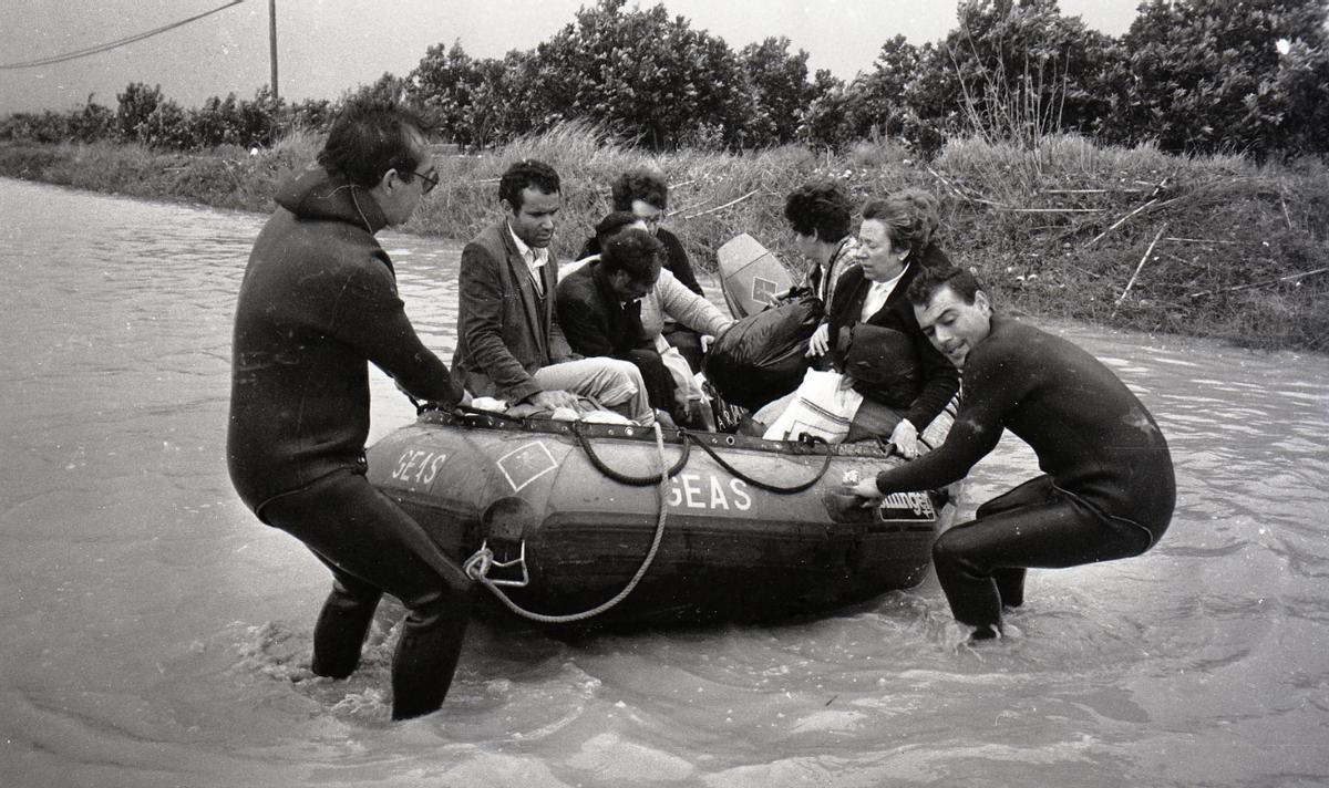 Alzira 1987. Rescate en lanchas neumáticas durante las inundaciones de 1987 en Alzira.