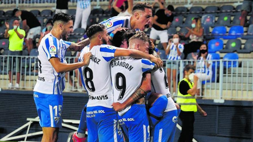 Los blanquiazules celebran el gol de Escassi ante el Alcorcón.