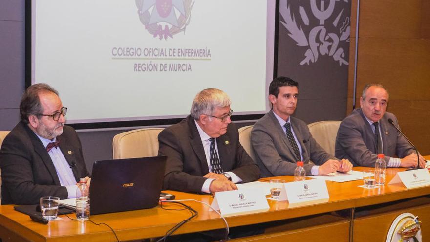 De izda a dcha: Manuel Amezcua de Index, Manuel García del Colegio de Enfermería, César Nicolás del Colegio de Ingenieros Industriales, y Jacinto Escobar del Colegio de Enfermería de Granada.