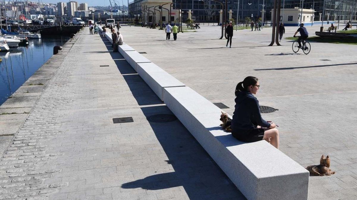 Vecinos de paseo en la Marina, en A Coruña.