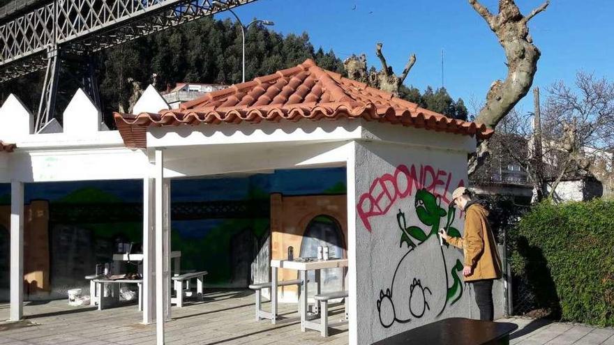 Sergio Leirós realiza su mural artístico en los muros de la caseta del parque infantil de la Alameda. // FdV