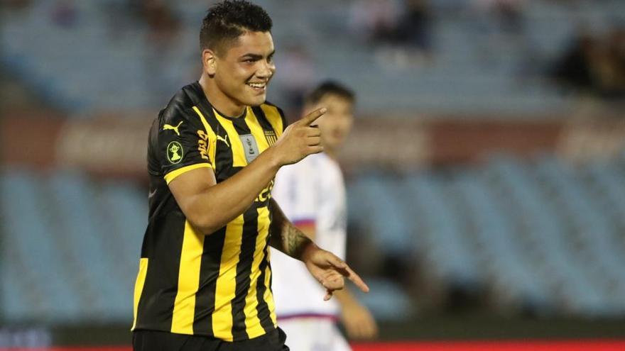 El &#039;Toro&#039; celebra un gol con Peñarol. // EFE