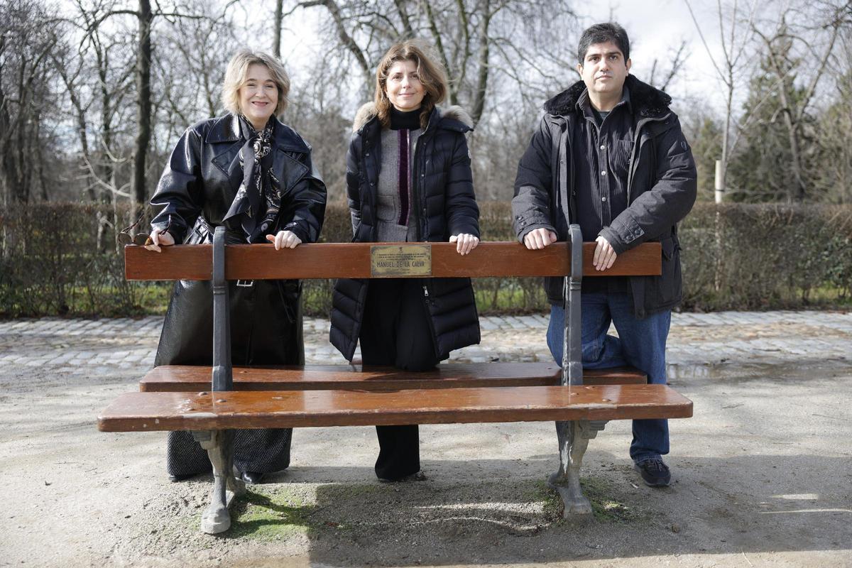 Rivera de la Cruz con los familiares de Manuel de la Calva en la presentación de su placa conmemorativa.